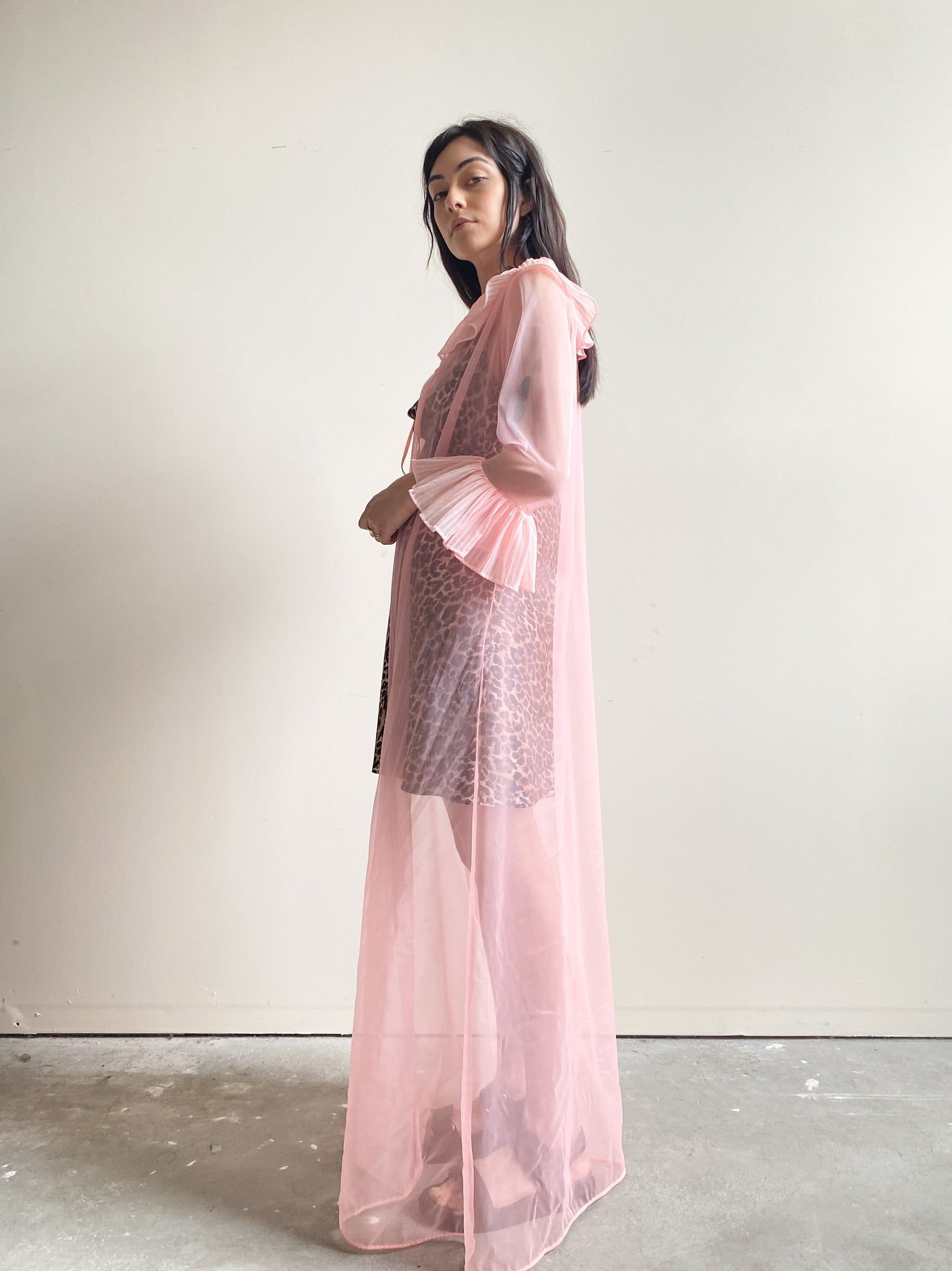 Vintage Bright Pink Sheer Lounging Robe with Pleated Sleeves and Collar (M)