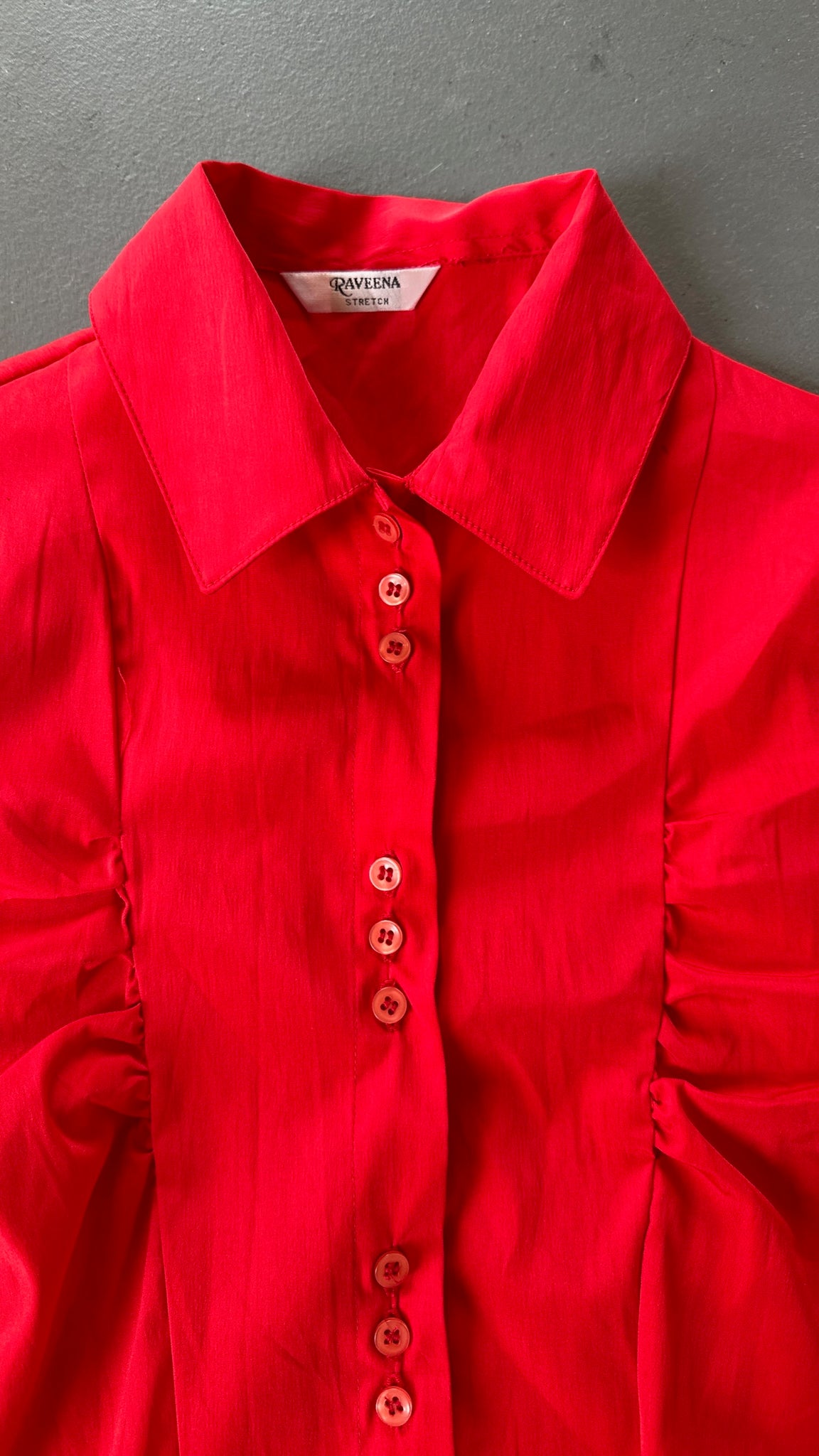 Red Raveena Stretchy Short Sleeve Ruched Button Down (XS)