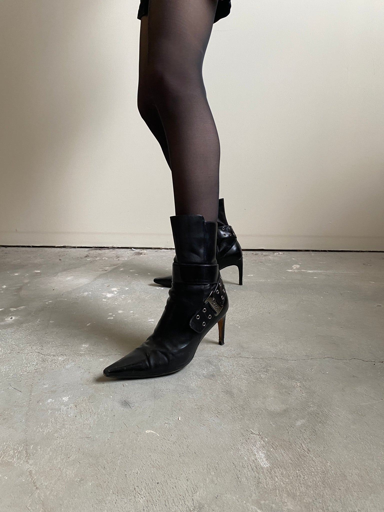 Dior Black Pointed Toe Leather Ankle Boots with Buckle (us7)
