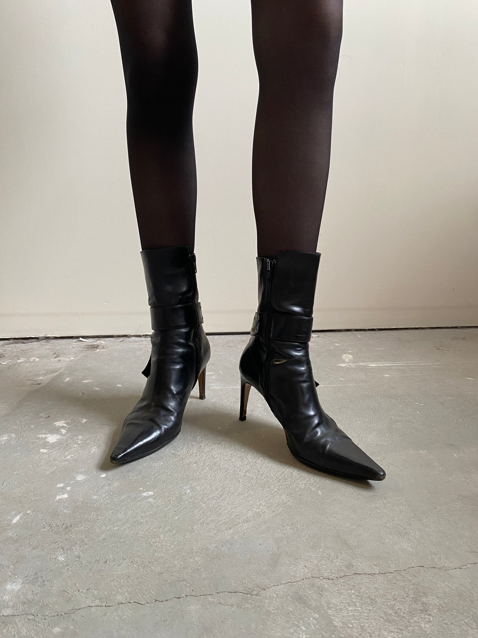 The Slim leather ankle boots in black - Toteme | Mytheresa