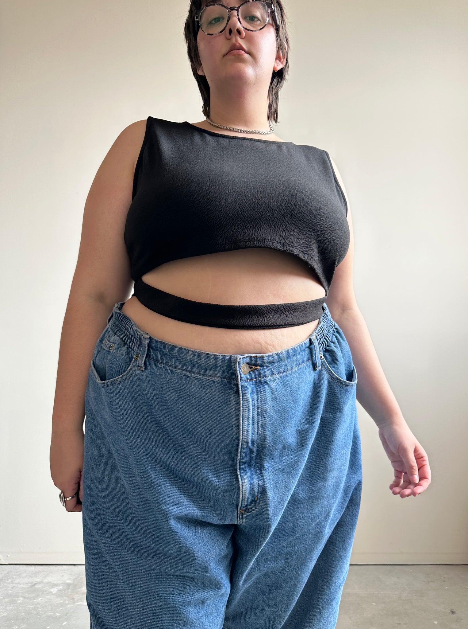 Black Cropped Tank Top with Cutout (3XL)